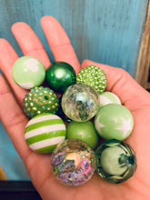 Cargar imagen en el visor de la galería, 12 pcs “Green” Acrylic Beads
