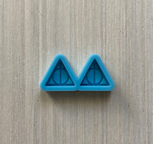 Cargar imagen en el visor de la galería, Mini Size Triangle Silicone Mold for Stud Earrings
