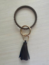 Cargar imagen en el visor de la galería, Silicone Keychain Bracelet with Tassel

